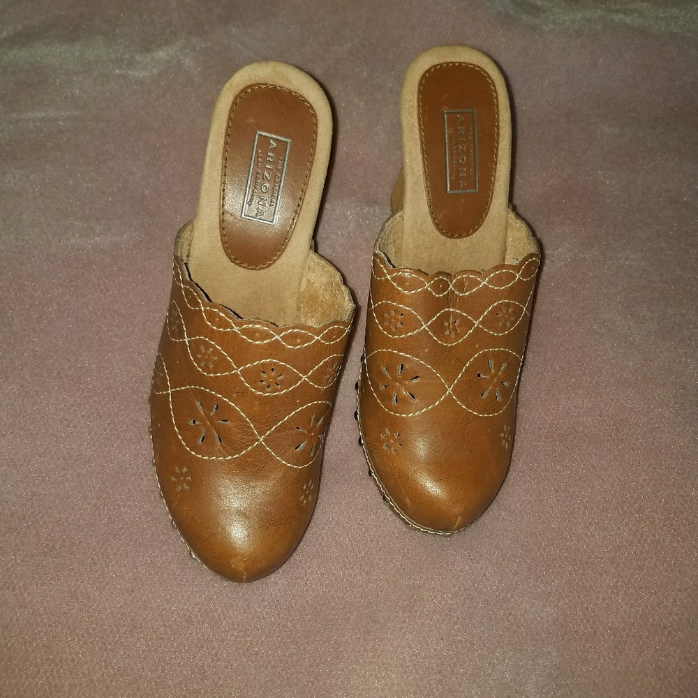 Arizona sz 8.5 tan clogs