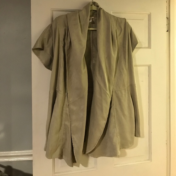 Chico’s size 0 short-sleeved faux-sued jacket - Picture 2 of 3