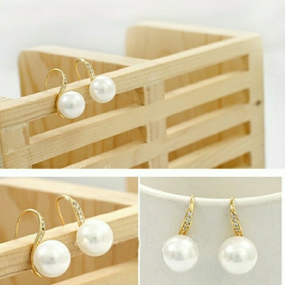 Earrings 7mm pearl goldtone and rhinestones - Picture 2 of 4