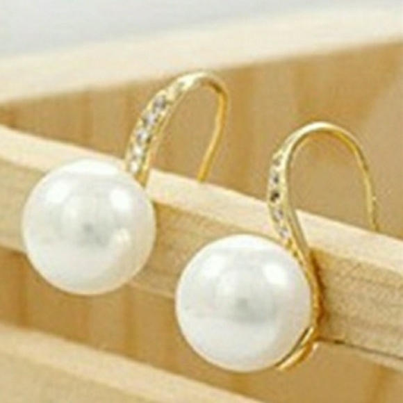 Earrings 7mm pearl goldtone and rhinestones - Picture 3 of 4