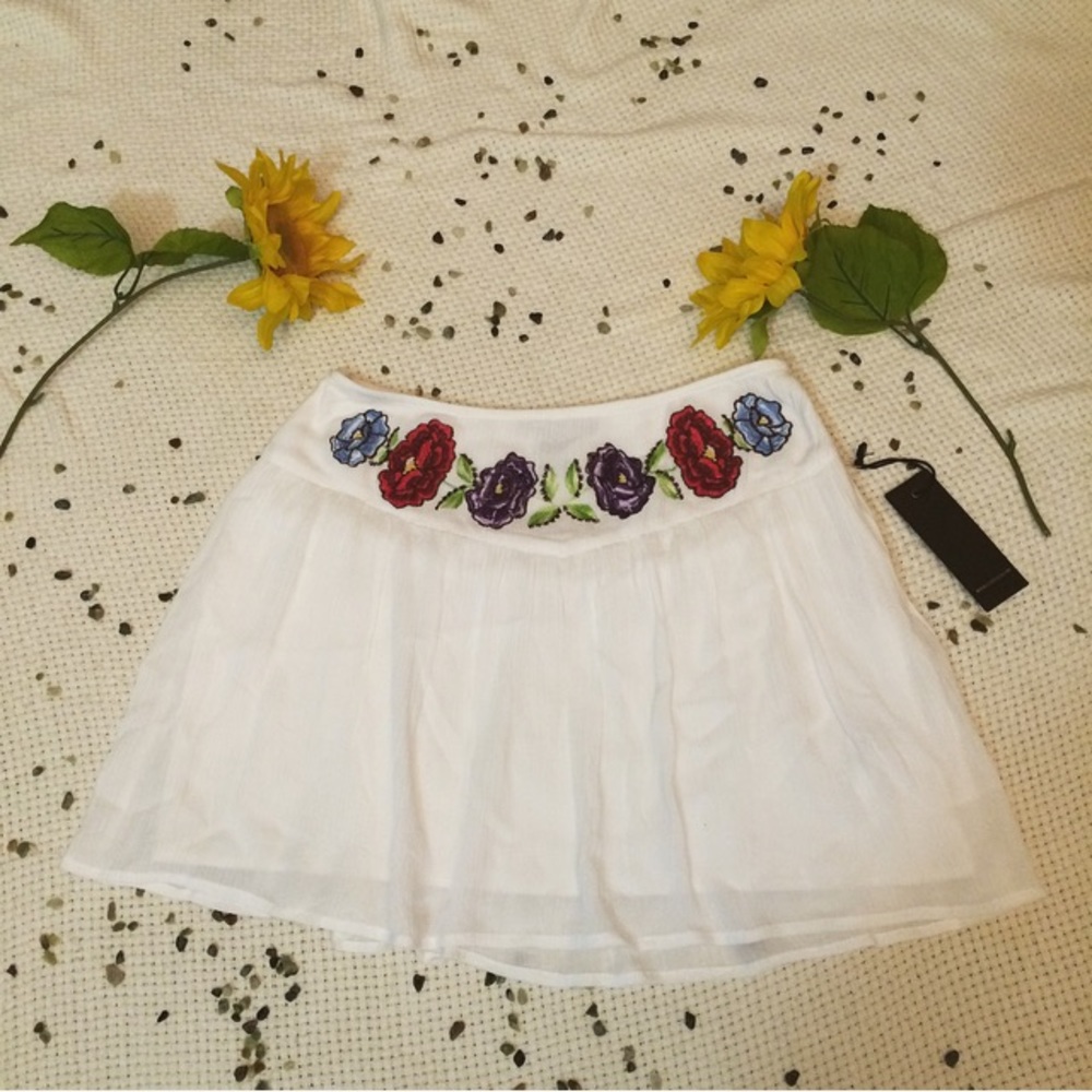 🌻 white embroidered skirt🌻
