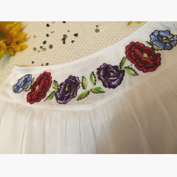🌻 white embroidered skirt🌻 - Picture 2 of 4