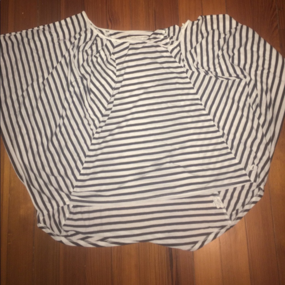 American eagle short sleeve black and white shirt