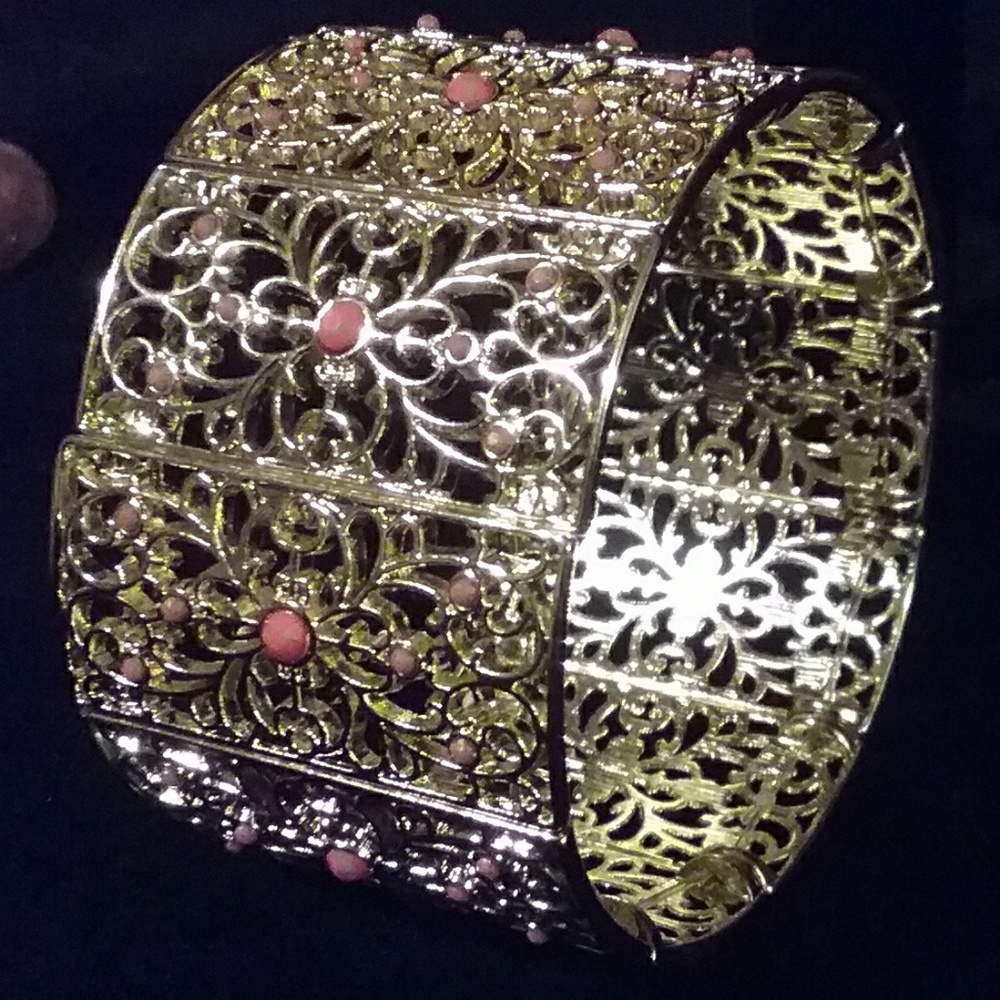 WH|BM: NWOT; Gold/Coral Filligree stretch Bracelet