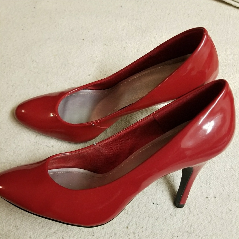 Holiday Fioni Red Pumps Size 8