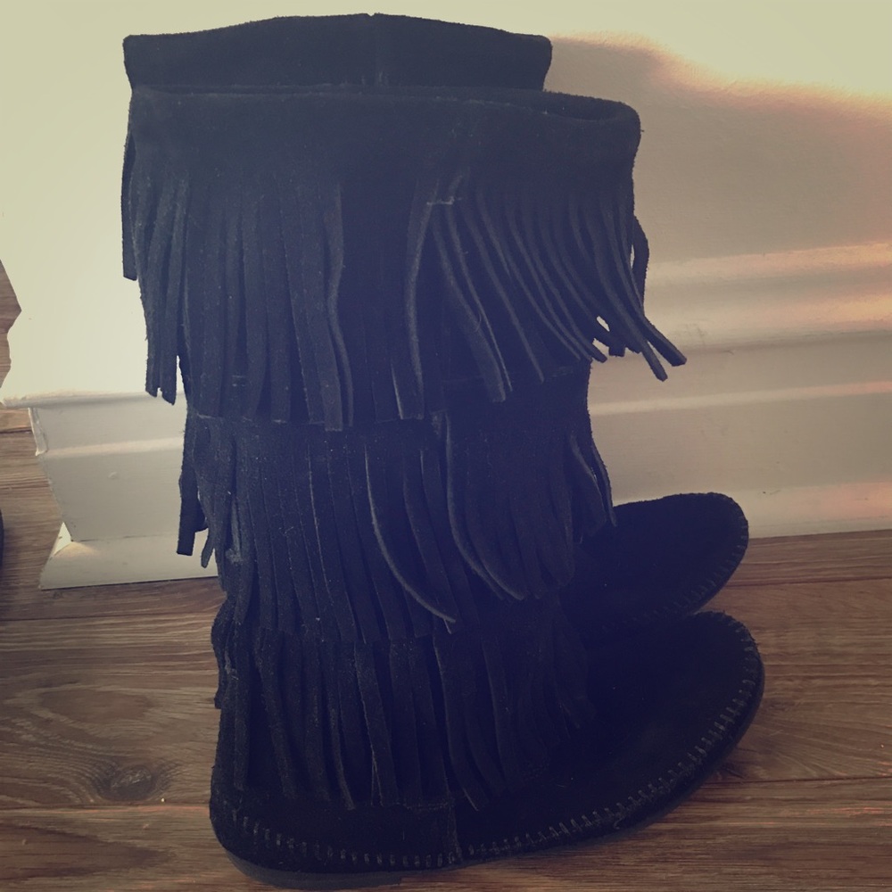 Minnetonka 3-later fringe boots