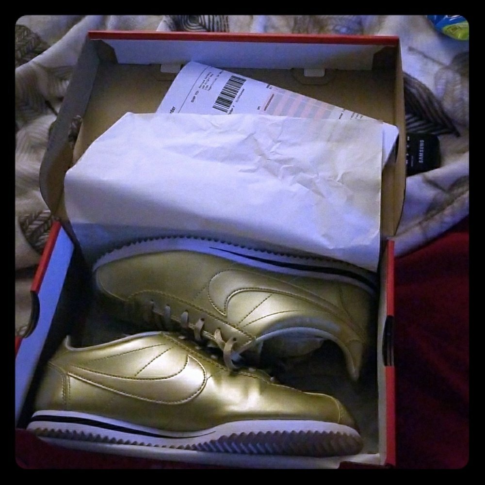GOLD NIKE SNEAKER