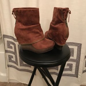 Size 7.5 boots from the buckle. Never worn.