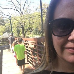 Meet your Posher, Laura