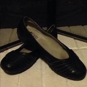 Cute black flats with foot support!