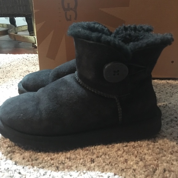 Black UGG boots - Picture 4 of 7
