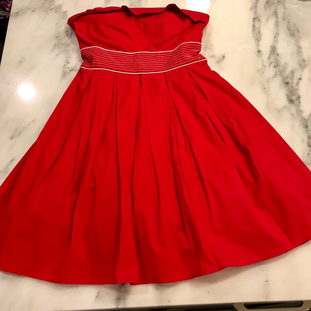 Juniors Dress Size 5. Fits like a size 3.