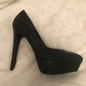 Black Steve Madden Snakeskin Pumps