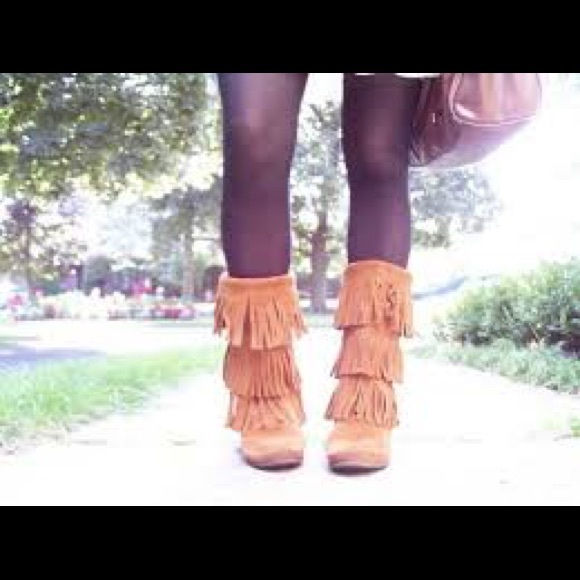 Minnetonka 3 LAYER FRINGE BOOT - Picture 2 of 5