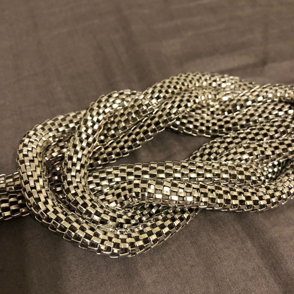 Metal knot elastic belt