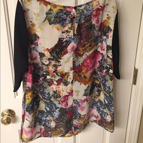 Floral Top - Picture 2 of 3