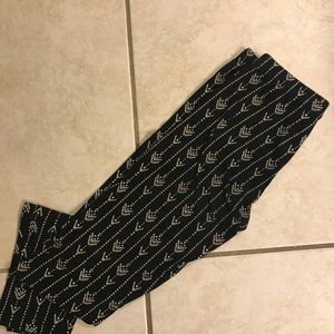 Black and white patterned leggings 🖤🎀