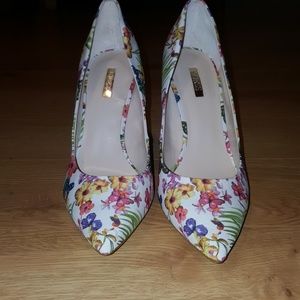 Pointed toe Floral pumps by GUESS