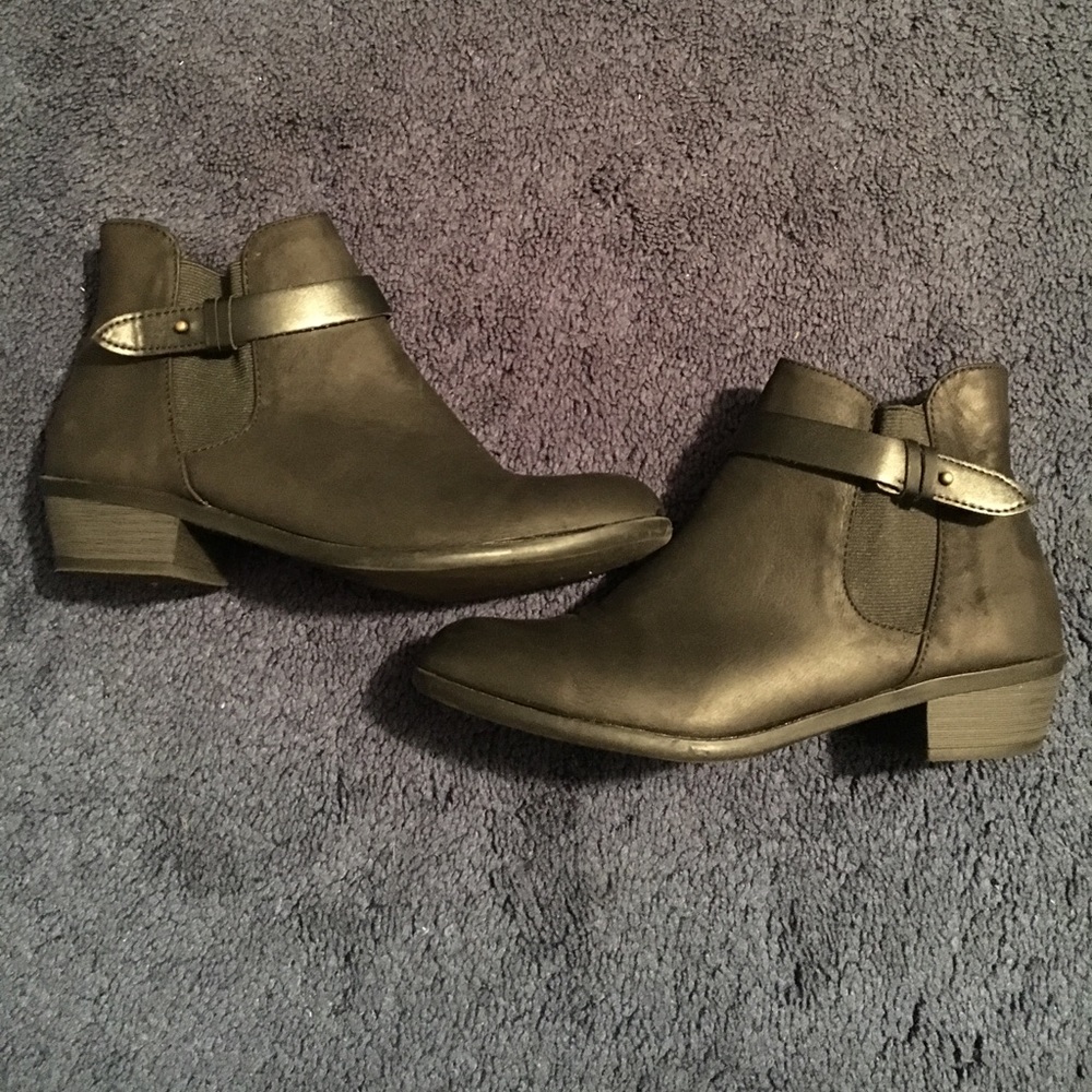 Black flat Chelsea boot