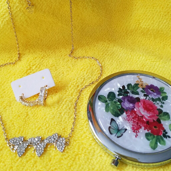 🚫 SOLD🚫 Butterfly Necklace, Earrings and Mirror - Picture 3 of 3