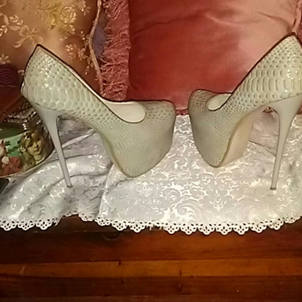 Shoes - Picture 3 of 4