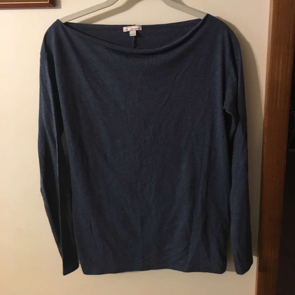 Gap Long sleeved shirt with open top.