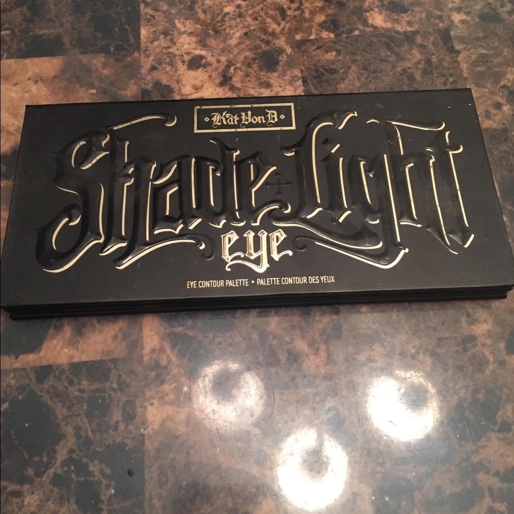 KAT VON D “ Shade + Light” PALETTE