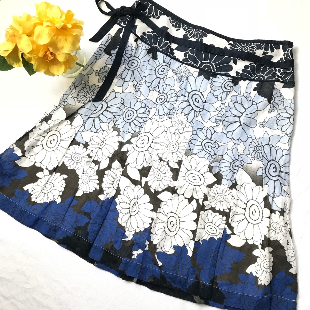 NWT ESPRIT Blur and White Floral Skirt