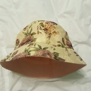 Reversible bucket hat