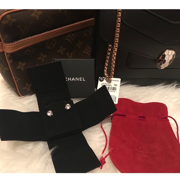 SOLD OUT Diamond Stud Earrings - Picture 3 of 8