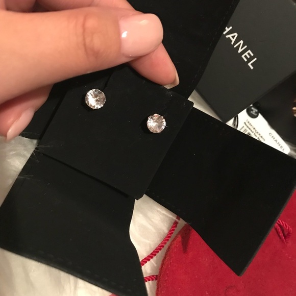 SOLD OUT Diamond Stud Earrings - Picture 4 of 8