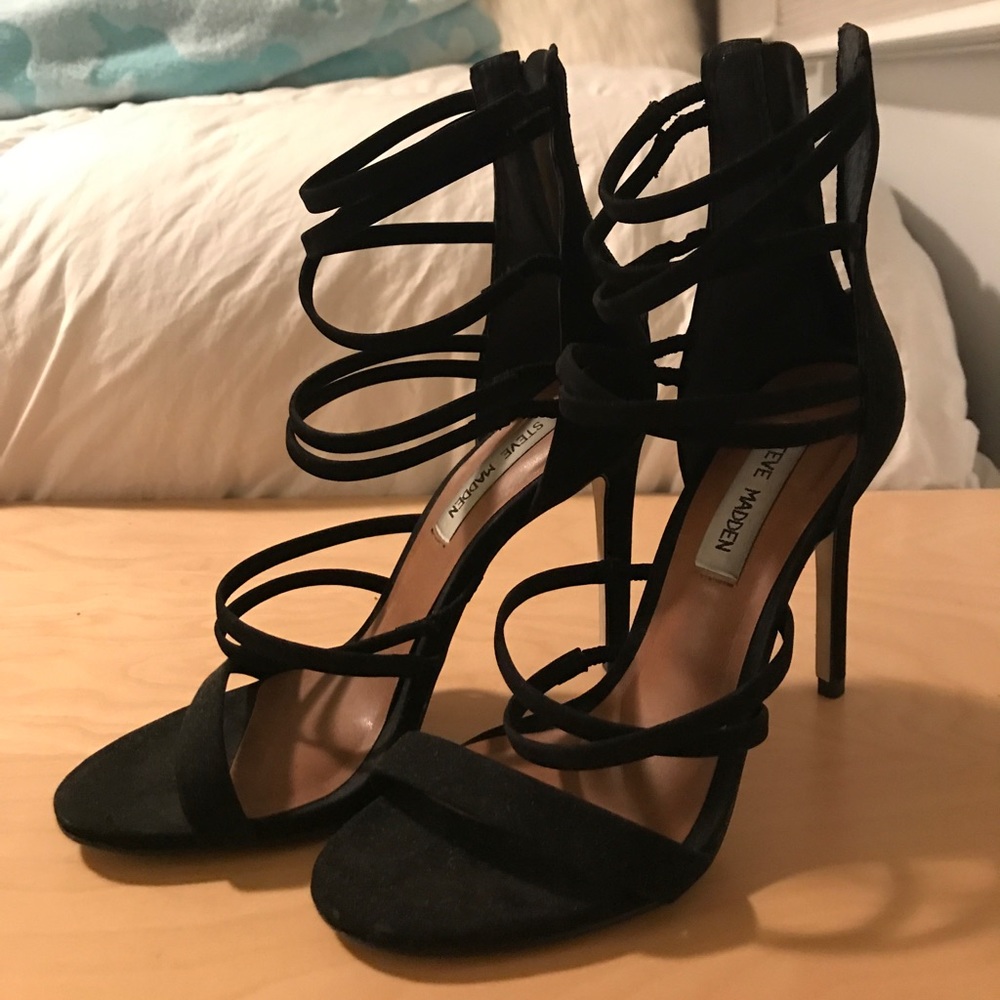 LIKE NEW Black Steve Madden heel