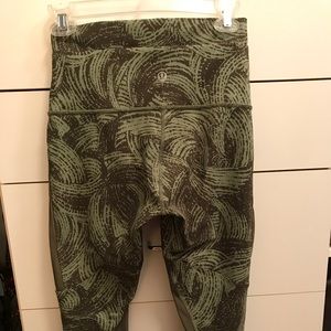 Lululemon Capri Yoga Pants (8)