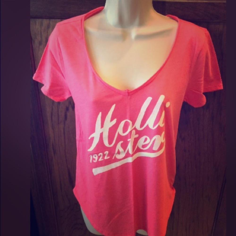 💥SOLD💥NWT Hollister V-neckline Tee, Size Small