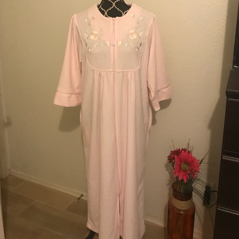 EUC Collette By Miss Elaine Pink Long Zip Robe.