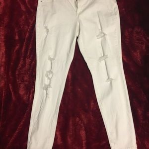 white distressed skinny jean