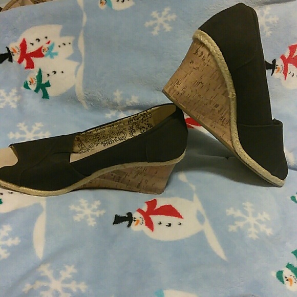 Shoes - Picture 2 of 3