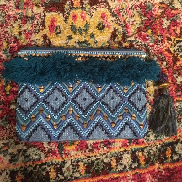 Jsuzzana Fringe Clutch - Picture 4 of 6