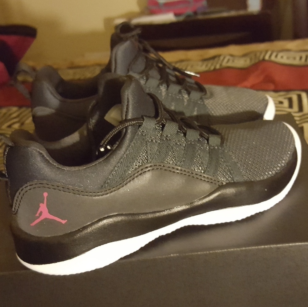 Girls Jordan Deca Fly Sneakers