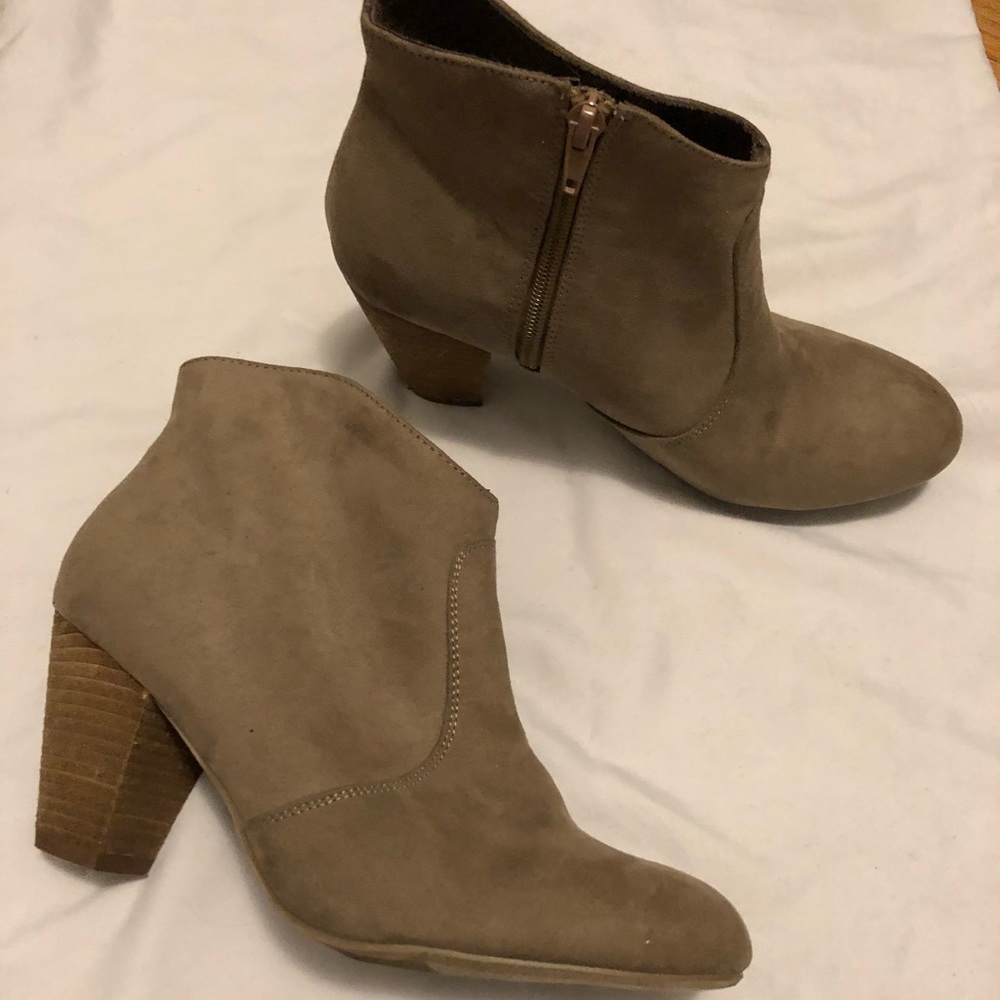 cute Report tan booties! Size 9