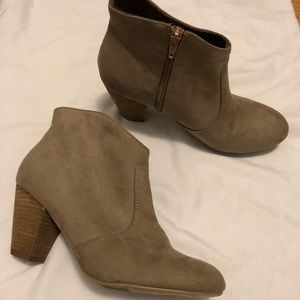 cute Report tan booties! Size 9