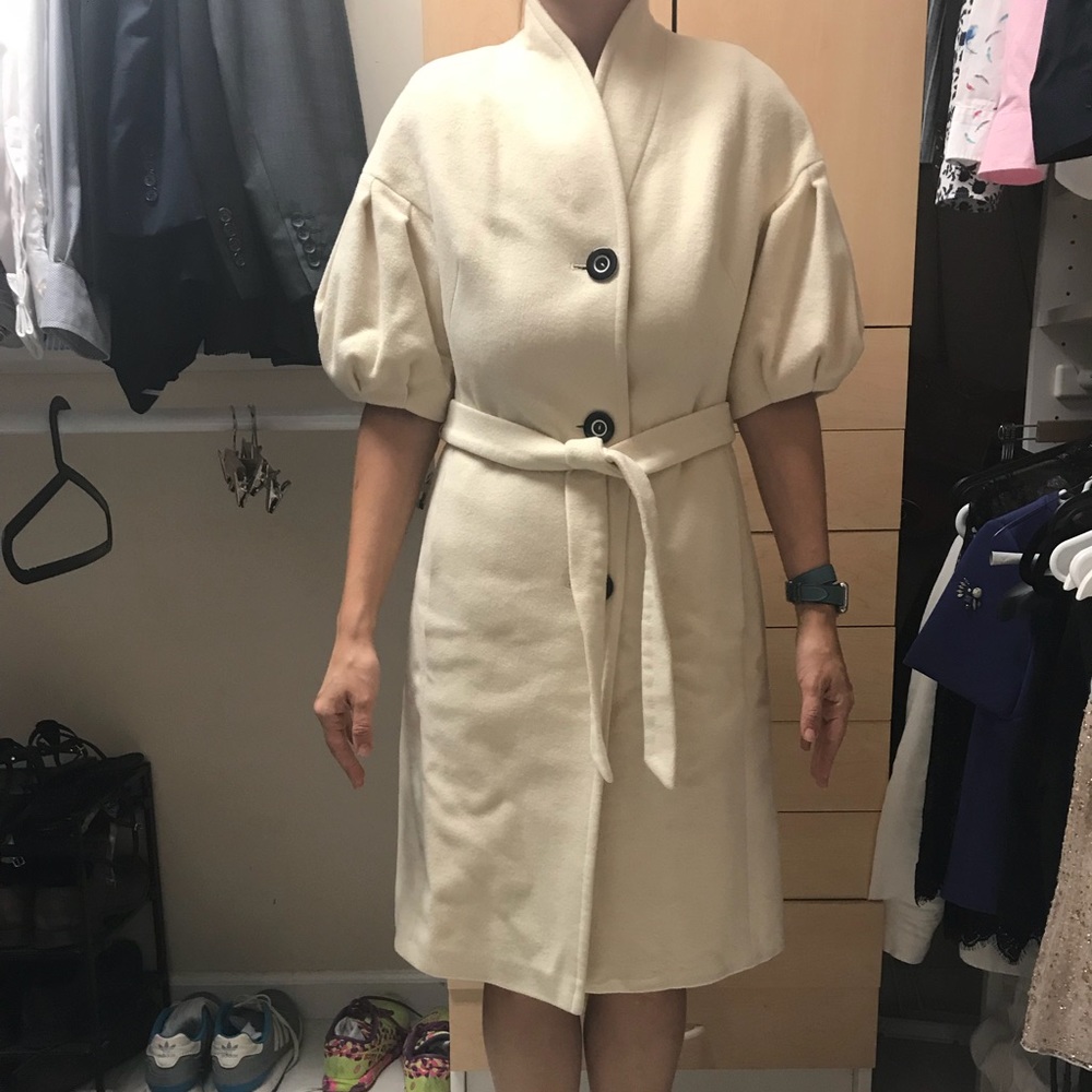 Beautiful off-white coat with short sleeves