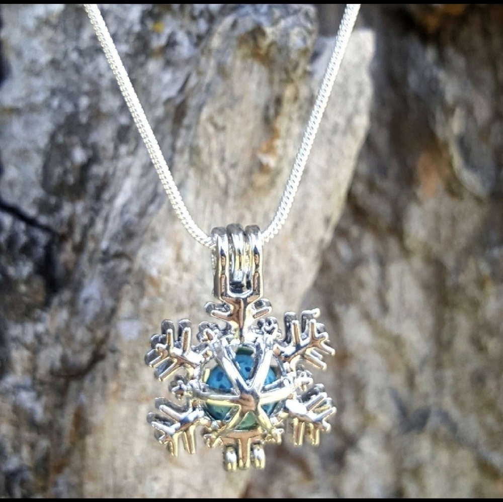 Will ship today! Snowflake Diffuser Necklace