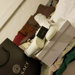 100% Versace shoes never worn tags included