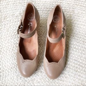 EUC Jeffrey Campbell Blush Scallop Wedge Heels! 👠