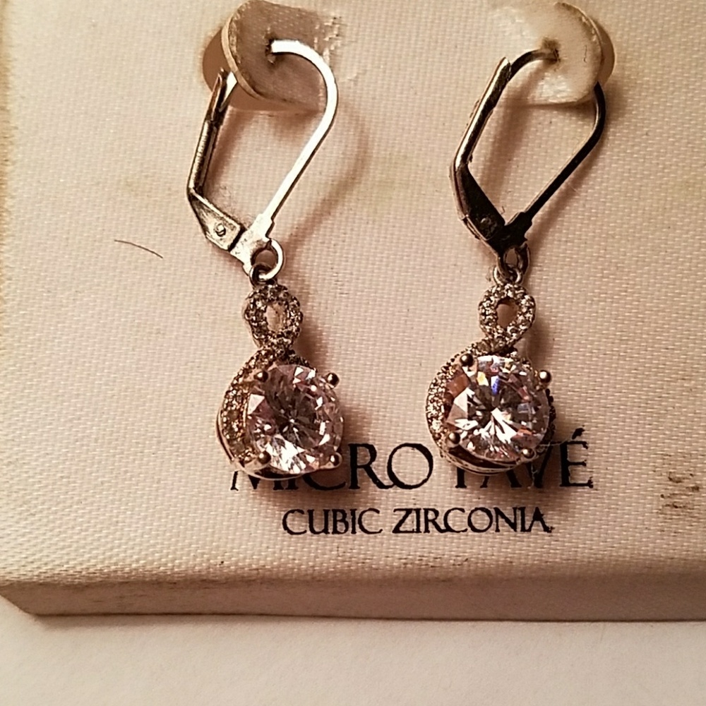 **CLOSET CLEAR OUT SALE!**Beautiful earrings