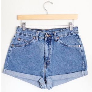 Vintage high waisted rise Levi's denim shorts 28