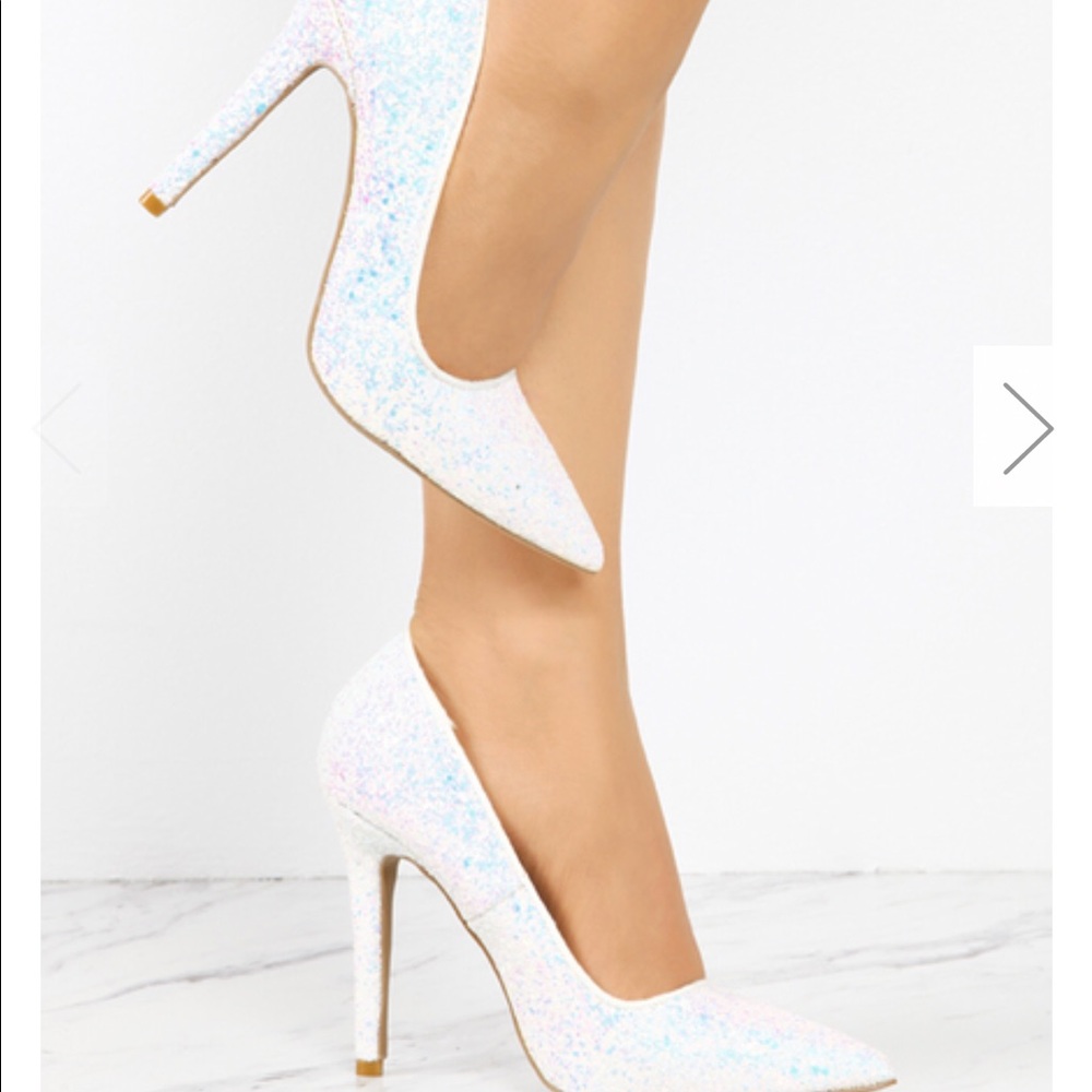 Sequined pumps