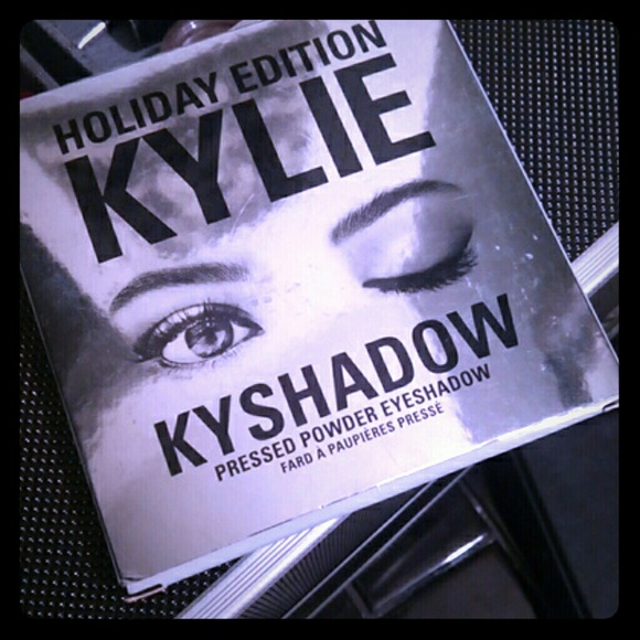 Kylie holiday edition eyeshadow - Picture 1 of 3