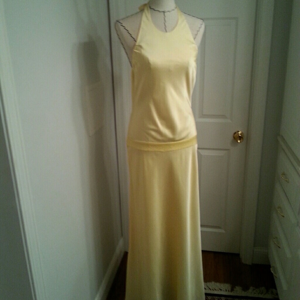 Great looking very stylish although bare gown.